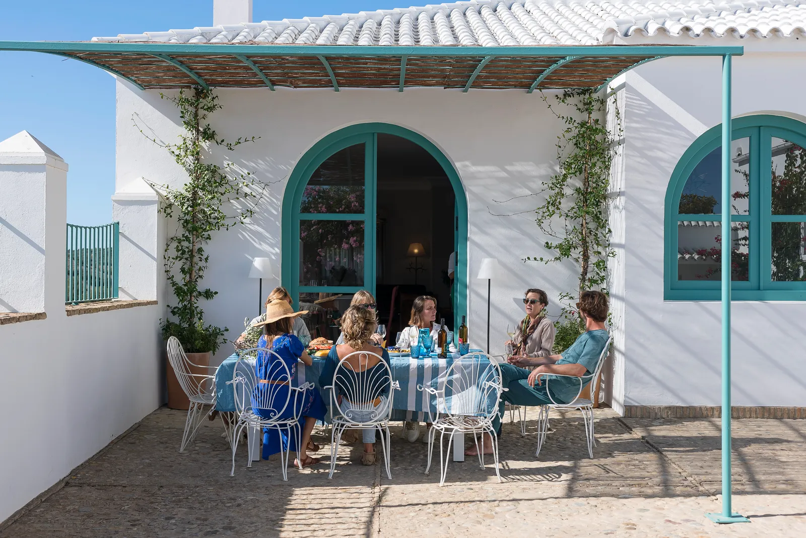 Comida en grupo en la terraza de Cortijo La Mina