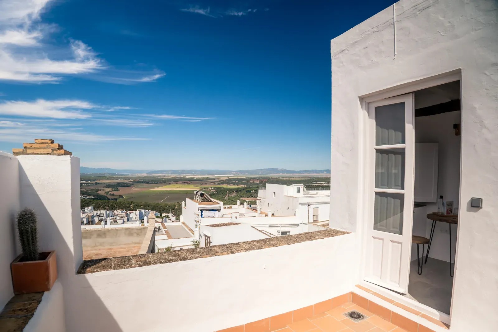 Terraza con vistas panorámicas de Vejer de la Frontera desde Hospedería Manzanilla