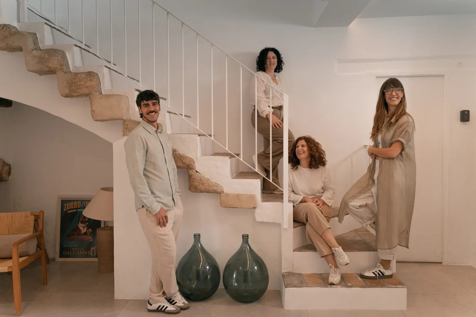 El equipo de Manzanilla: César, Montse, Inés y Ana en la escalera de la hospedería